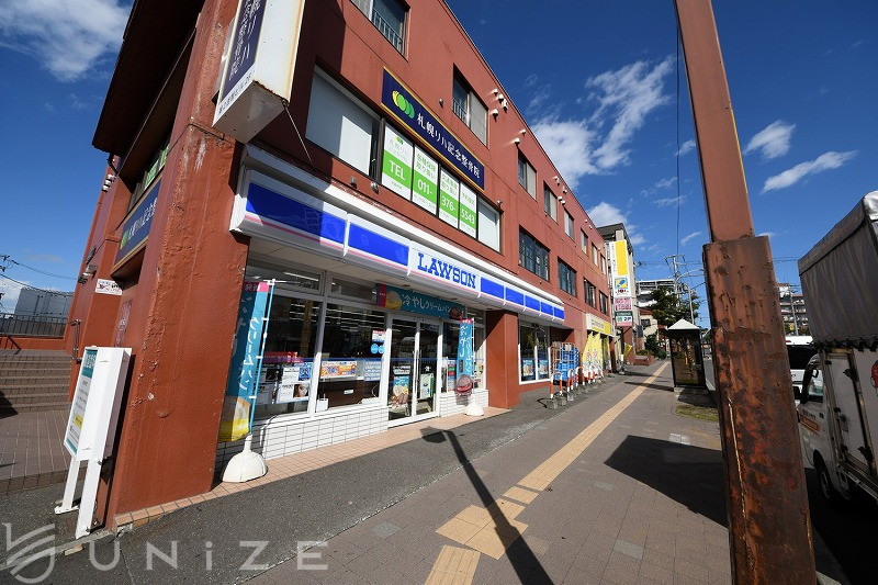 コンビニ　ローソン南平岸駅前店（コンビニ）まで140m