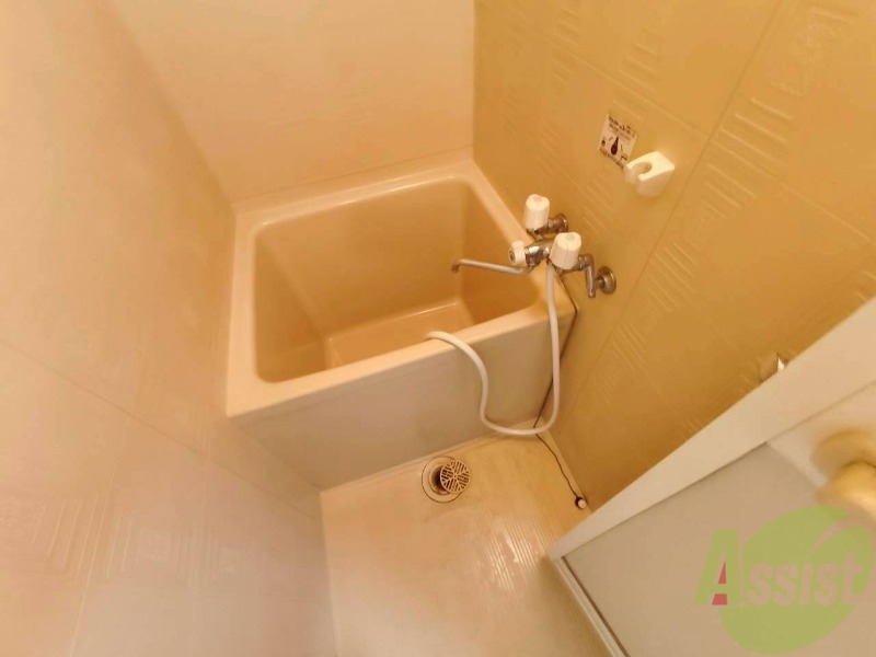 バス・シャワールーム　お風呂です。少し狭いですがシャワーするには十分ですね。