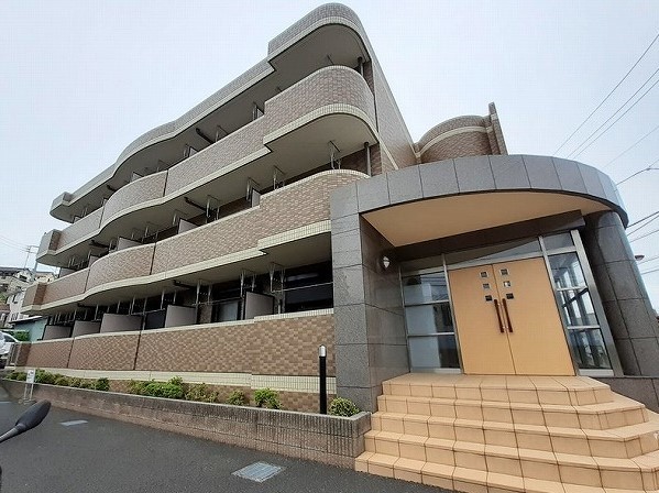 建物外観　鉄筋コンクリート造3階建マンション♪