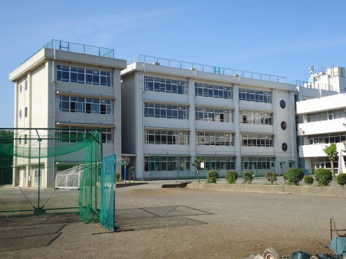 中学校　三沢中（中学校）まで818m