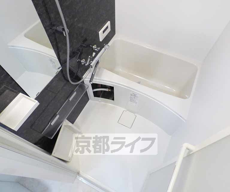 バス・シャワールーム　鏡のついた便利なお風呂