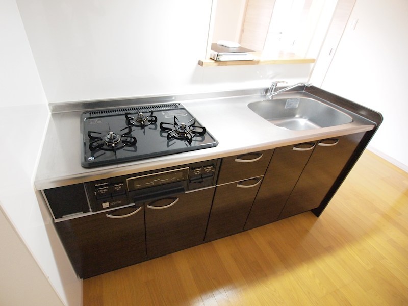 その他設備　3口コンロ付のカウンターキッチン。