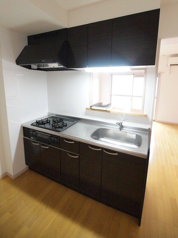 キッチン　カウンタータイプのキッチン。設備充実。