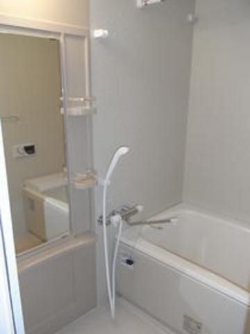 バス・シャワールーム　ゆったりとしたバスルーム