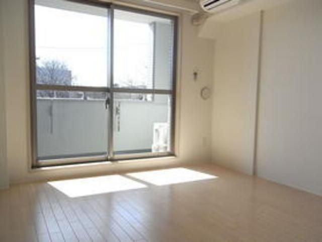 居室・リビング　南向きで明るい洋室