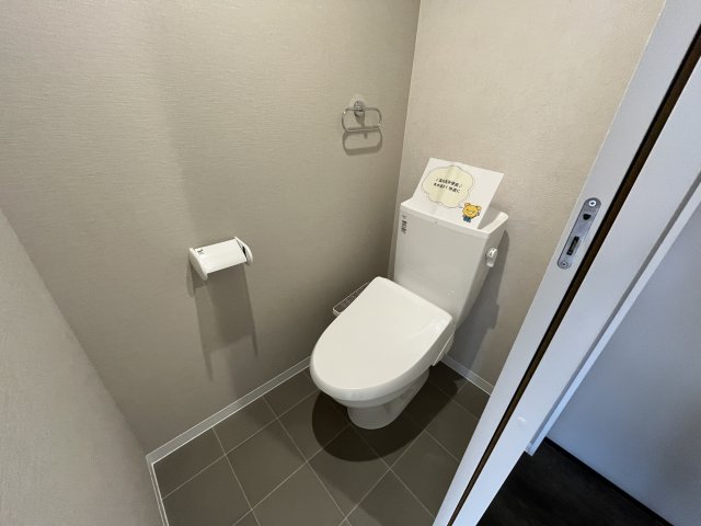 トイレ　イメージとして同マンション他部屋を表示しています