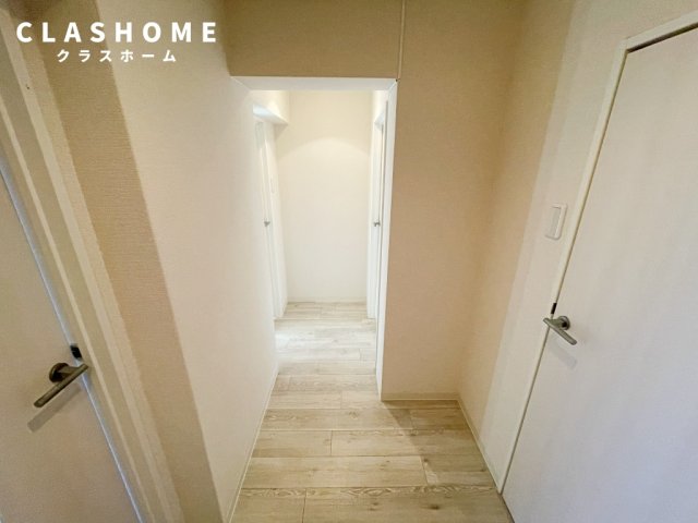 玄関　同物件の別部屋になります。