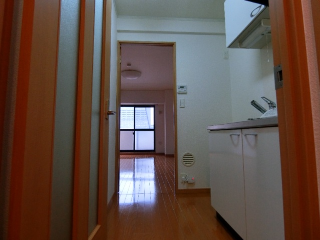 キッチン　玄関からキッチン