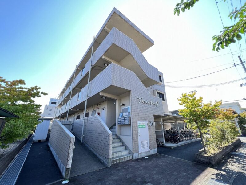 建物外観　駐車場が１台無料で使用できます◎