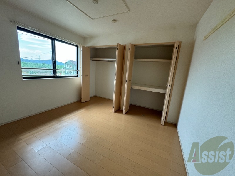 その他部屋・スペース　寝室になりそうな洋室です。シンプルで落ち着きますね。