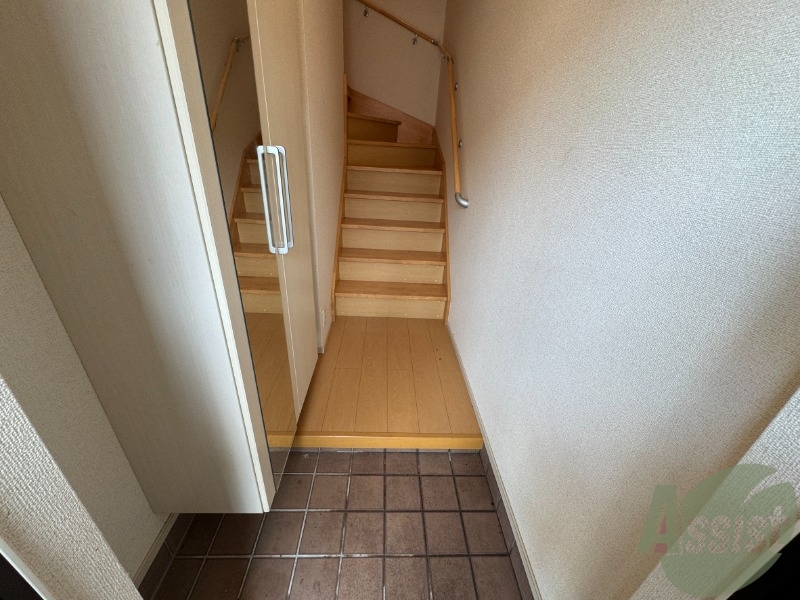 玄関　玄関から撮影しました。明るい印象ですね。
