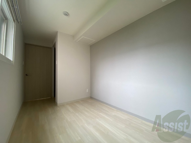 その他部屋・スペース　寝室はこちらです。光が差し込む、温かみのあるお部屋です。