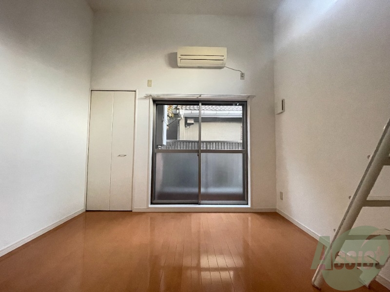 居室・リビング　６帖の洋室です。生活のメインとなる部屋ですね。