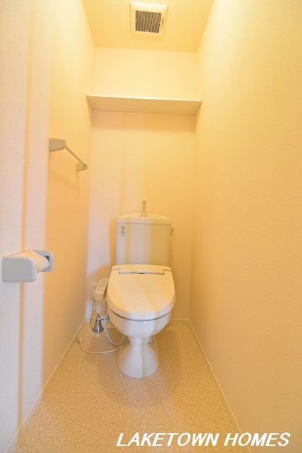 トイレ　上部に収納のある温水洗浄便座付のトイレです。