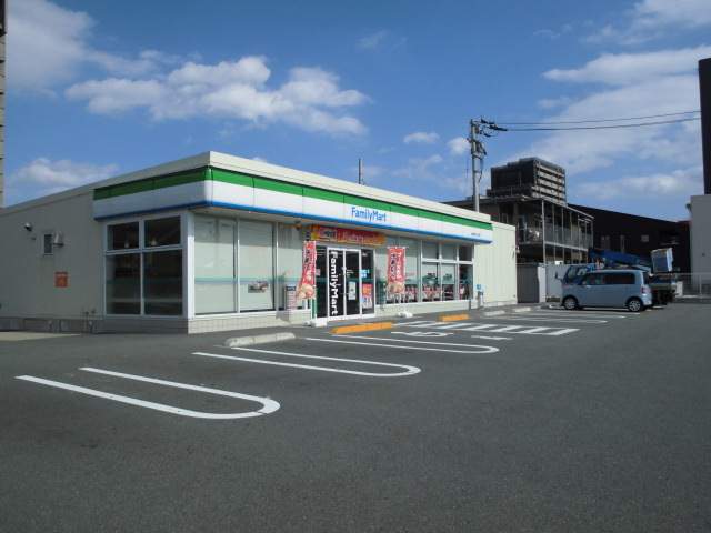 コンビニ　ファミリーマート（コンビニ）まで632m