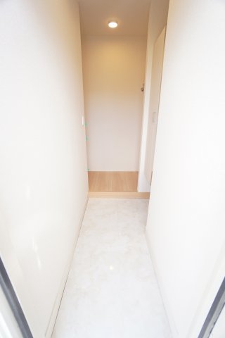 玄関　※同物件、反転タイプの写真になります。
