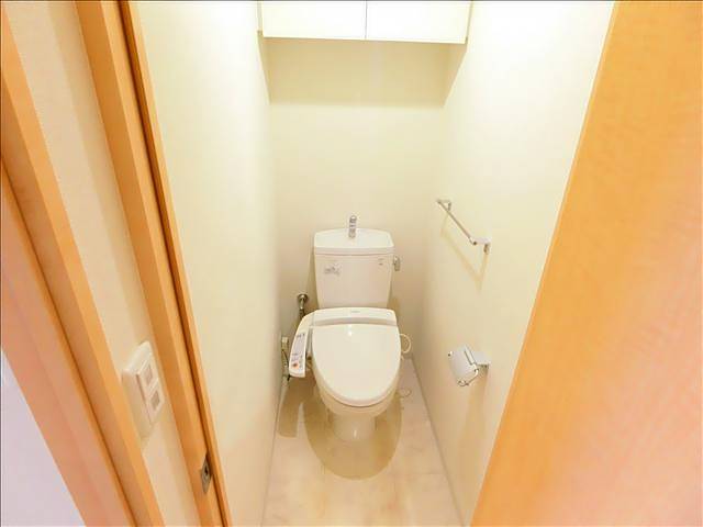 トイレ　個室タイプ温水洗浄便座のトイレです。