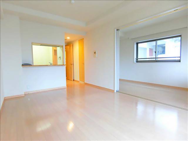 居室・リビング　白を基調とした清潔感のあるお部屋です。