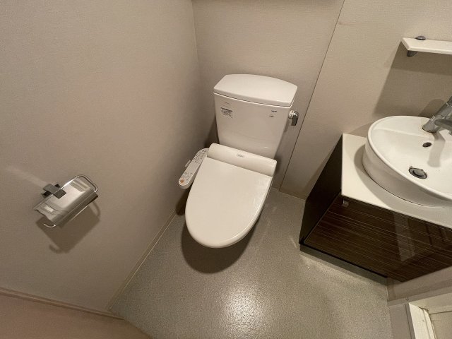 トイレ　落ち着いた色調のトイレです