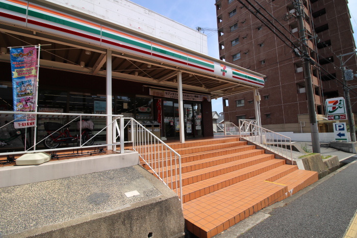 コンビニ　セブンイレブン（コンビニ）まで230m