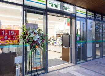 コンビニ　ファミリーマートHARUMI　FLAG店（コンビニ）まで90m