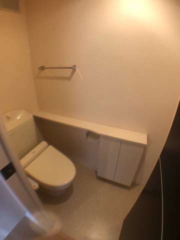 トイレ　温水洗浄便座付きのトイレです♪