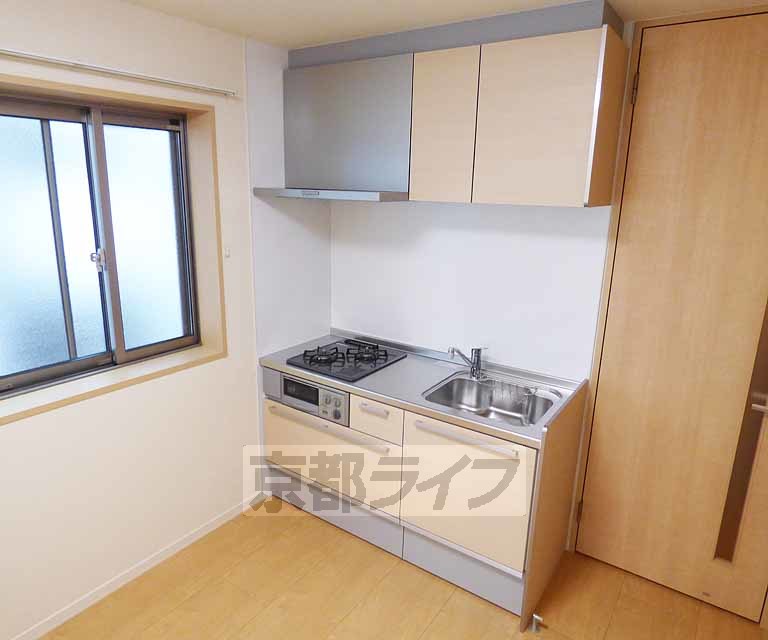キッチン　調理スペースが広く便利です。