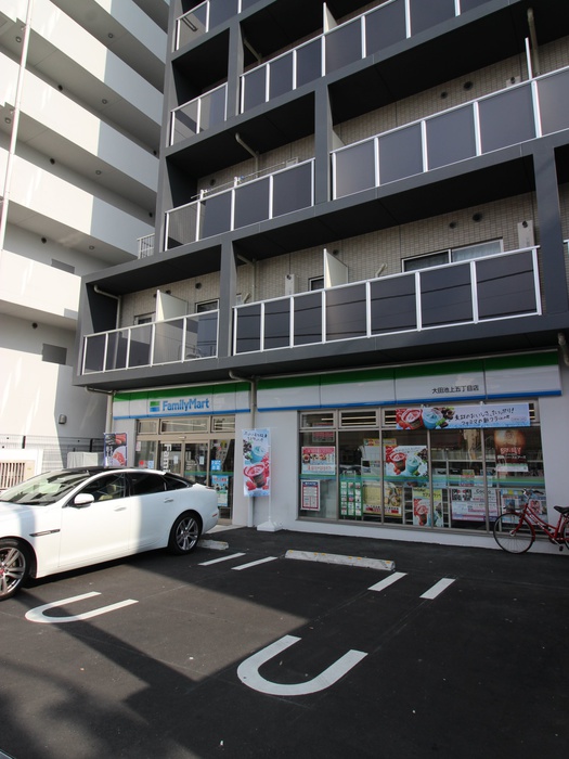 コンビニ　ファミリーマート（コンビニ）まで1m