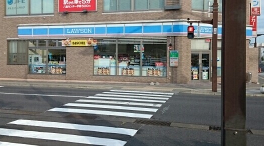 コンビニ　ローソン八戸駅前店（コンビニ）まで610m