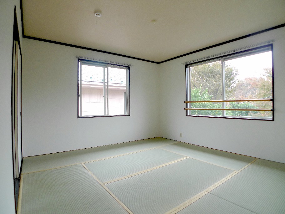 その他部屋・スペース　和室8帖。二つの窓から明るい光が入ります。