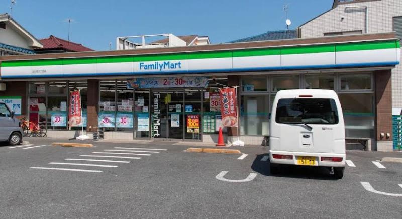 コンビニ　ファミリーマート（コンビニ）まで400m