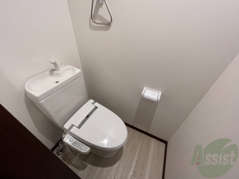 トイレ　トイレは温水洗浄便座です。シンプルな雰囲気になっています。