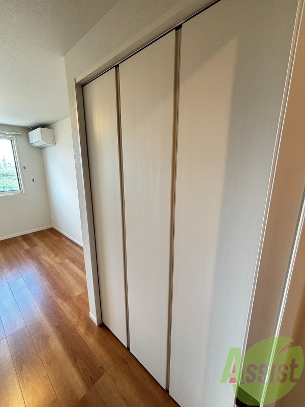 収納　洋室にあるクローゼットです。両開きになっています。