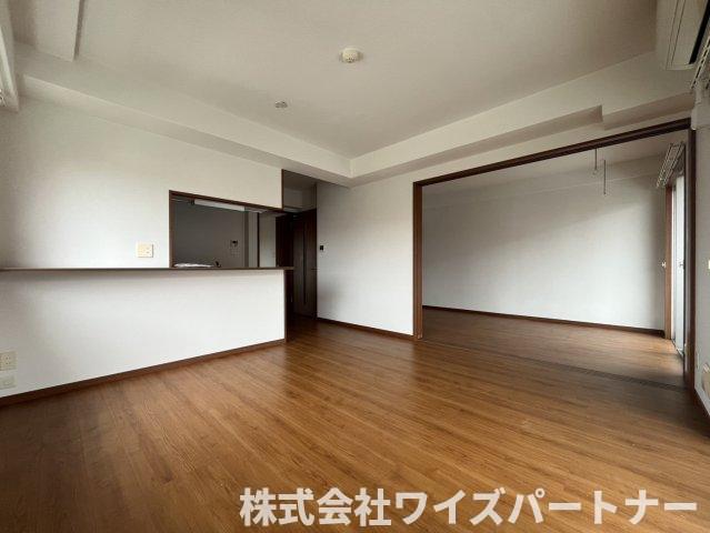 居室・リビング　※別号室の為、現況優先