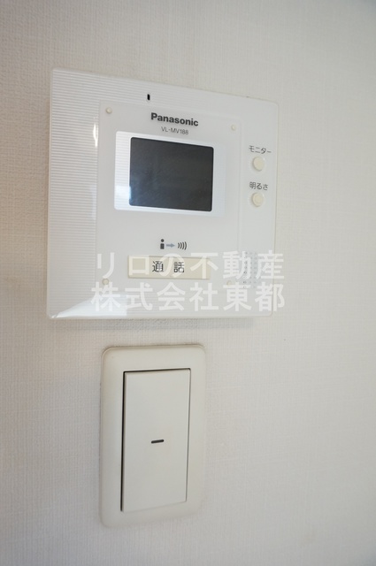 セキュリティ　来訪者の姿を確認できるＴＶモニター付インターホン設置済！ＴＶ