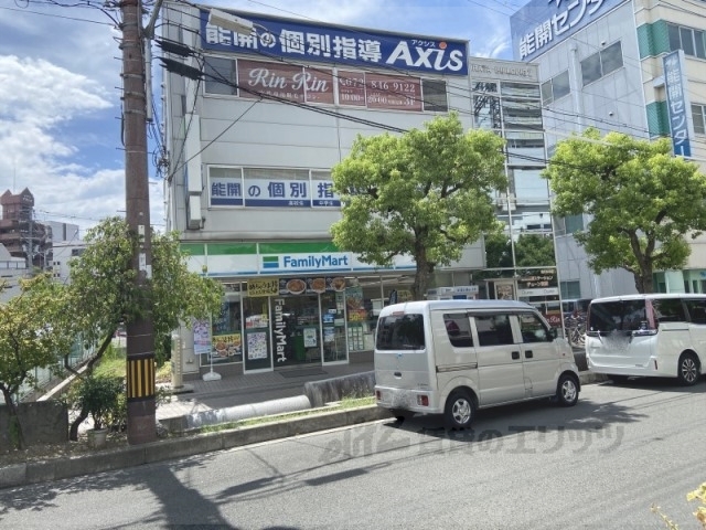 コンビニ　ファミリーマート岡東町店（コンビニ）まで450m