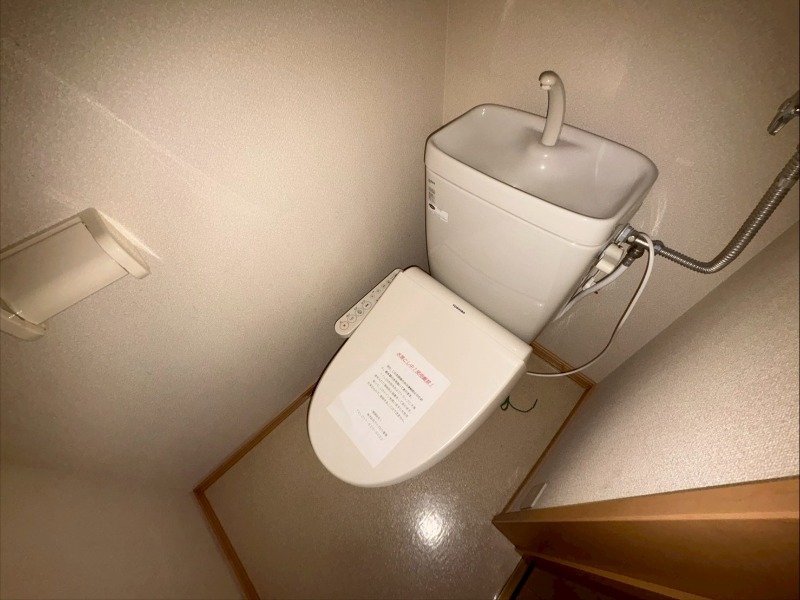 トイレ　こちらはトイレです。清潔感があり、安心して使用できます。