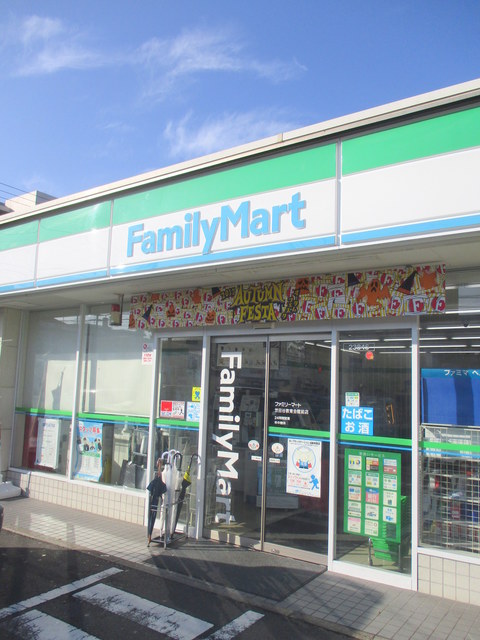 コンビニ　ファミリーマート世田谷教育会館前店（コンビニ）まで551m