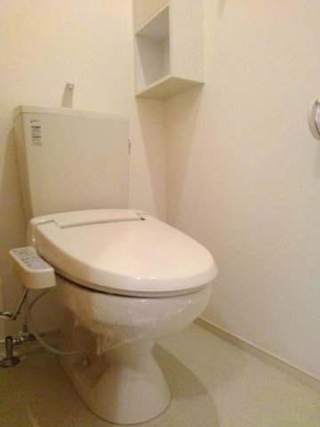トイレ　落ち着いた色調のトイレです