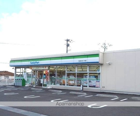 コンビニ　ファミリーマート（コンビニ）まで900m