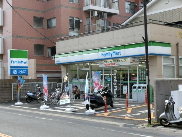 コンビニ　ファミリーマート（コンビニ）まで590m