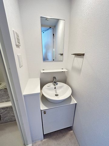 洗面設備　明るい洗面所です