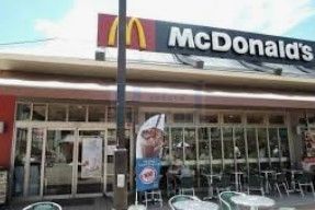 飲食店　マクドナルド王子店（飲食店）まで480m