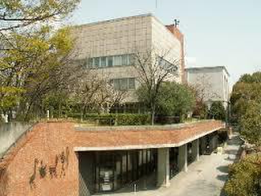 図書館　市立中央図書館（図書館）まで540m