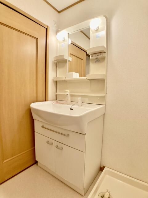 洗面設備　写真は別の部屋のものです。