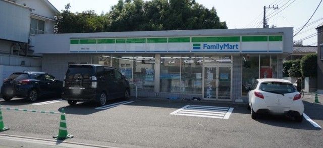 コンビニ　ファミリーマート世田谷弦巻五丁目店（コンビニ）まで70m