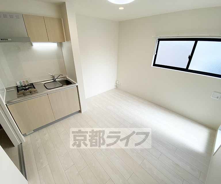 居室・リビング　白を基調とした綺麗なお部屋です