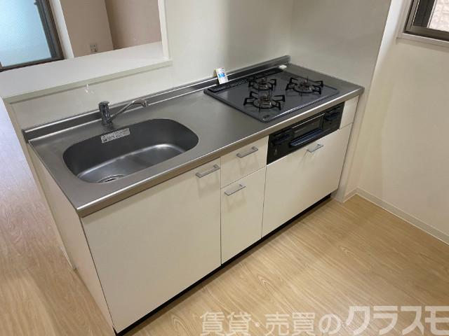 キッチン　効率よくお料理できる３口コンロ付き♪