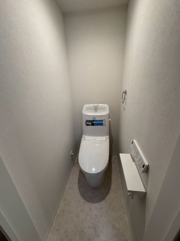 トイレ　※同タイプの別の部屋の写真です。