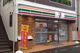 コンビニ　セブンイレブン 横浜六浦駅南店（コンビニ）まで121m